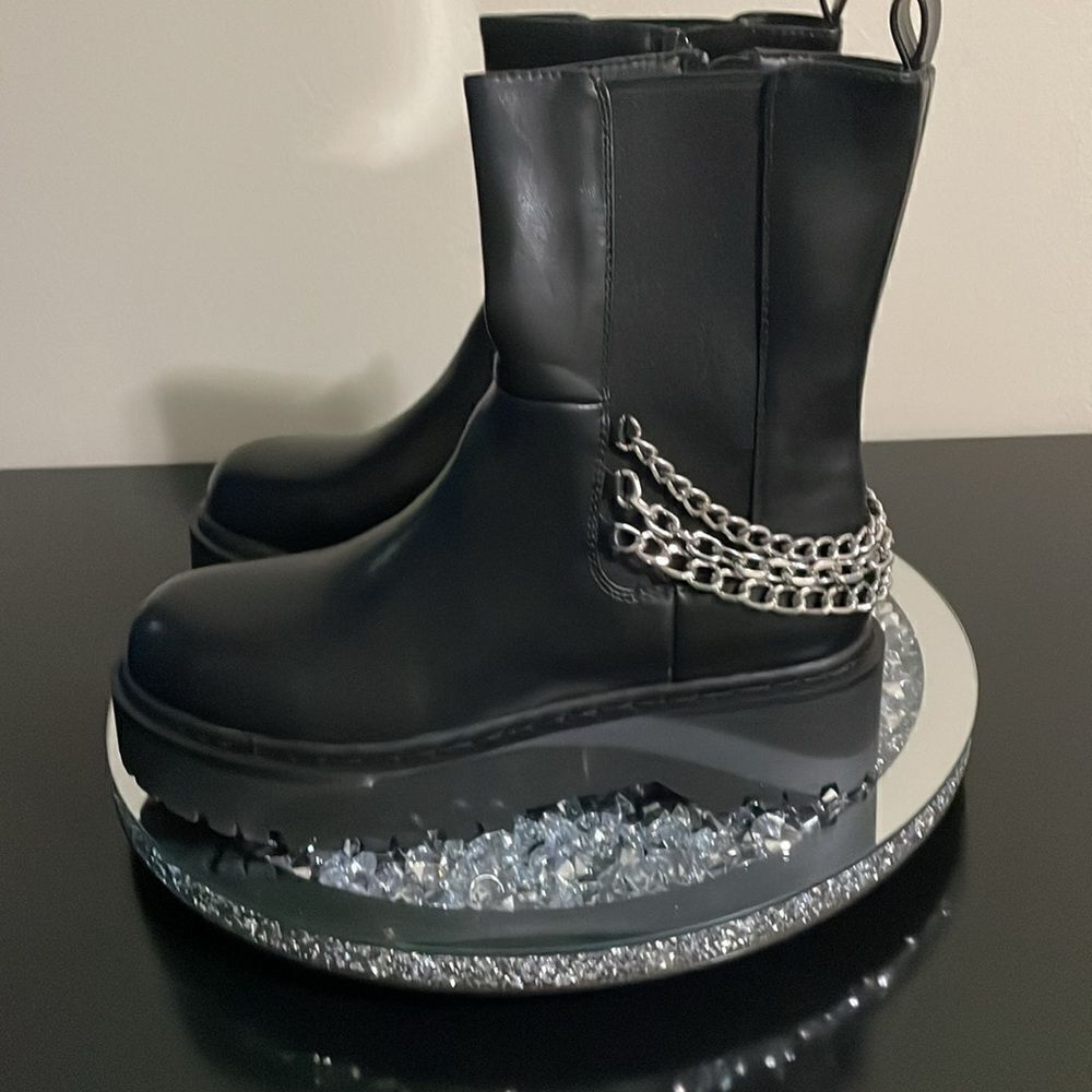 New Wild Pair rocksann round toe punk rock ankle lug boot silver chain size 7.5